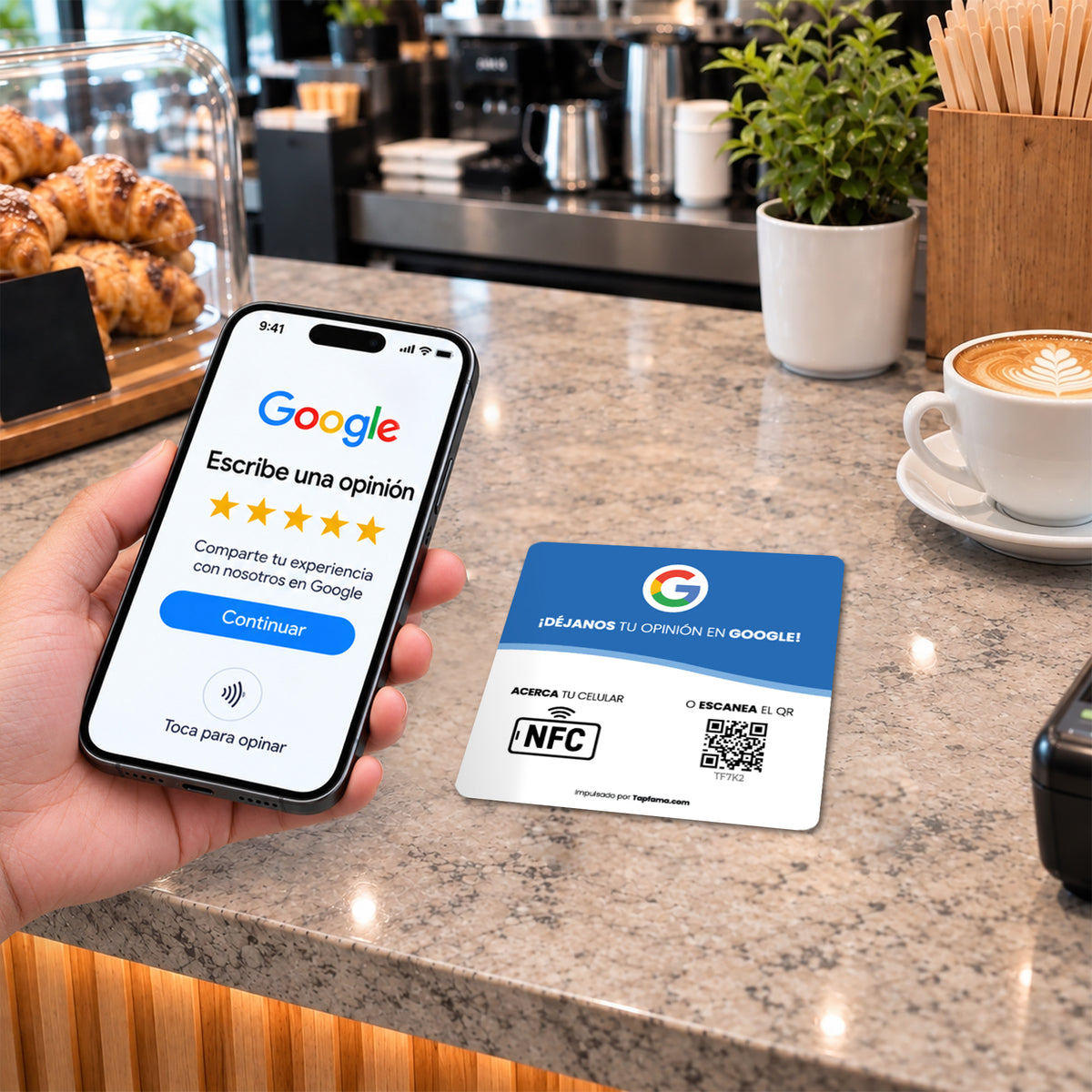 Placa Tapfama con NFC y código QR sobre el mostrador de una cafetería, junto a un celular