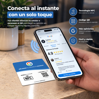 Cliente acerca su celular a la placa Tapfama para dejar su opinión en Google